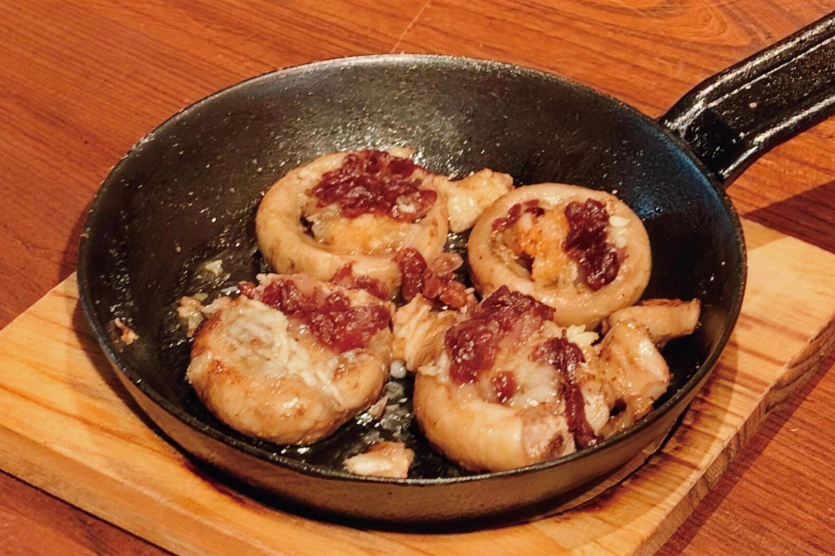 Mushrooms stuffed with jamón, Segovia style